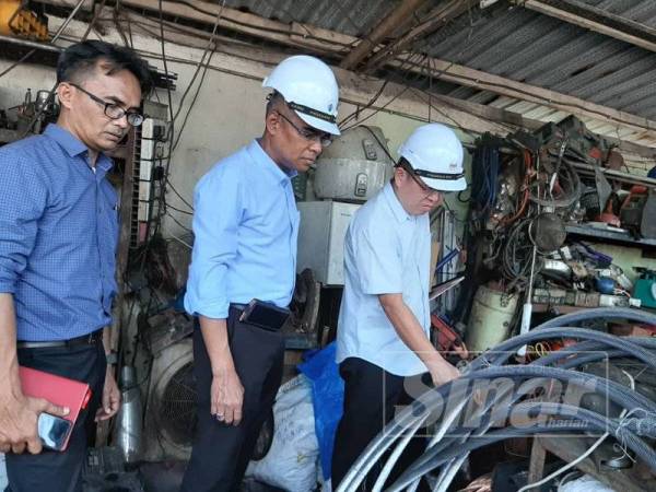 Exco Kerajaan Tempatan, Kesejahteraan Bandar dan Alam Sekitar negeri, Tan Chen Choon melihat besi-besi yang diletakkan di bengkel berkenaan.