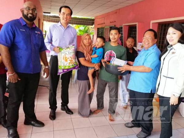 Mohamad Said (dua dari kanan) menyerahkan sumbangan kepada Mohd Arif Fikri (tiga dari kanan) sambil diperhatikan oleh Shu Qi (kanan).