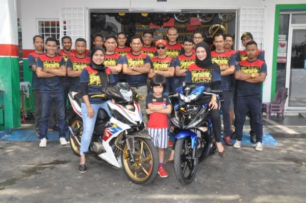 Alqamah (berdiri, dua dari kanan) bersama sebahagian mekanik GGR. 