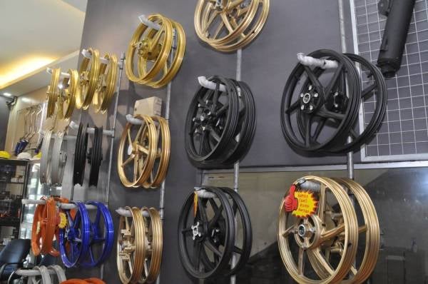 SEBAHAGIAN aksesori motosikal barangan yang dijual.