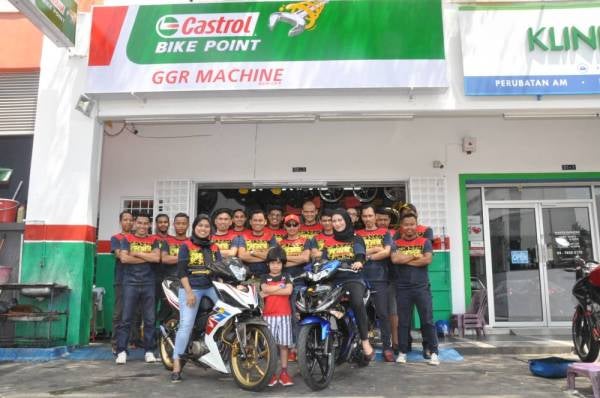 SEBAHAGIAN daripada 22 mekanik yang menjadi tulang belakang GGR Machine.
