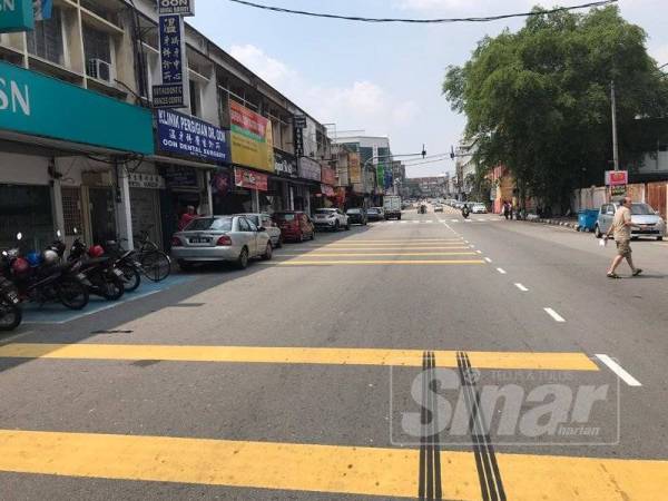 Suspek dilanggar sebuah kereta ketika melintas jalan untuk melarikan diri.