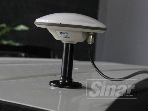 Paul Yong menunjukkan sistem satelit navigasi BeiDou yang dipasang pada SUV dan digunakan sepanjang siri jelajah Majlis Perbandaran Naning ke bandar-bandar berkembar.