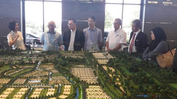 Jimmy (tiga dari kiri) ketika melawat Eco Business Park 1.