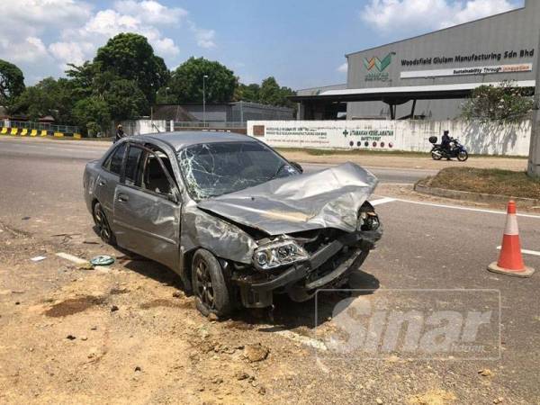 Keadaan kereta mangsa yang remuk dalam kemalangan maut tersebut.