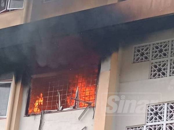 Api marak membakar sebuah stor di tingkat 3 bangunan asrama empat tingkat SMK Pelong petang tadi
