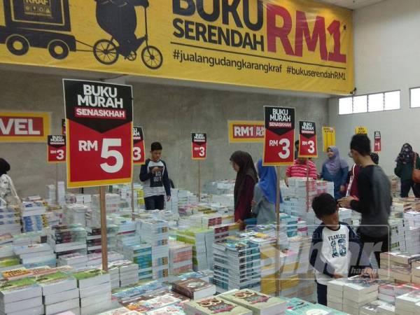 Pengunjung pelbagai lapisan umur memilih novel serta buku yang ditawarkan pada harga berbaloi antaranya RM1, RM3 dan RM5
