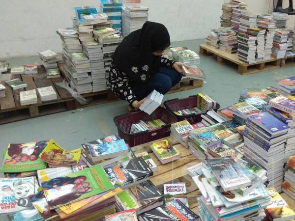 Hidawani teliti memilih novel-novel cinta kegemarannya bagi memastikan tidak terbeli novel yang sama.
