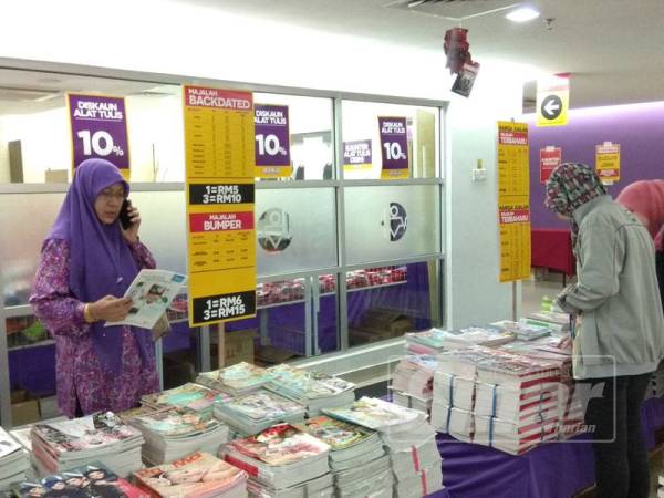 Sebahagian pengunjung yang leka memilih majalah 'backdated' dan majalah terbaharu yang ditawarkan.