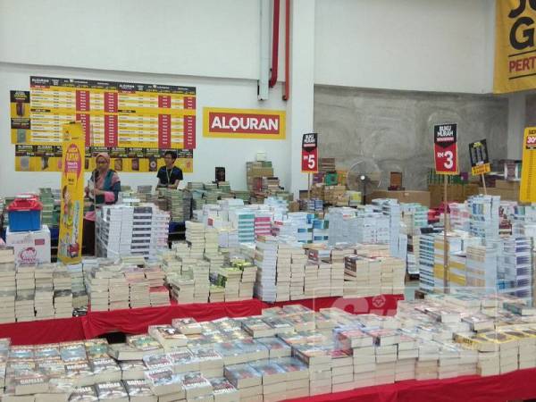 Pengunjung mula mengunjungi jualan gudang seawal jam 10 pagi.