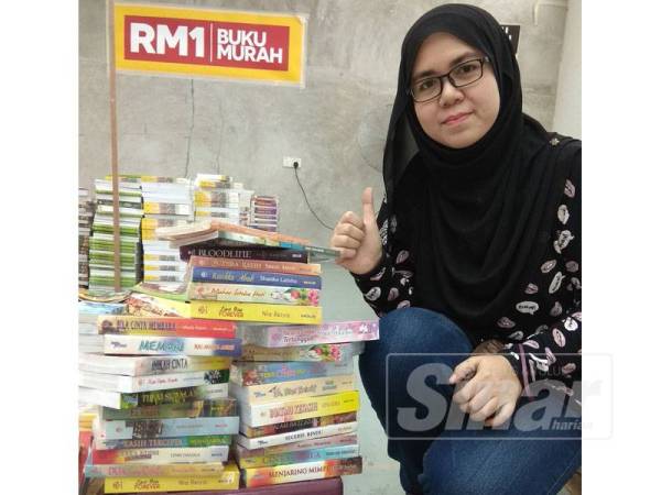 Hidawani bersama lebih 80 novel cinta pilihannya yang disifatkan sebagai pembelian berbaloi.