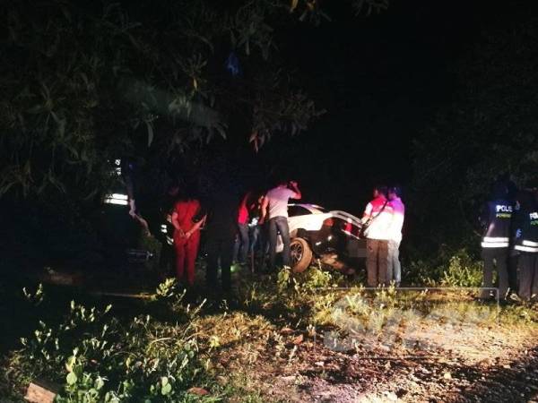 Pemeriksaan ke atas kenderaan suspek dilakukan pasukan forensik polis.