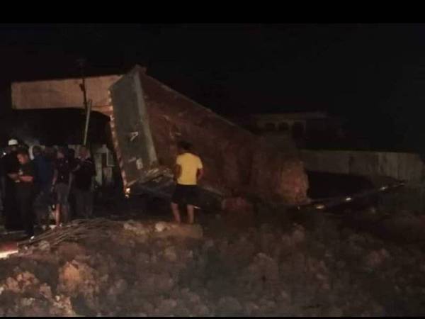 Lori muatan tanah yang terbabas sebelum melanggar van dan motosikal dinaiki sepasang suami isteri.