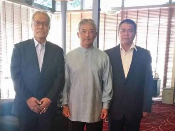 Badarudin (kiri) masih berkawan baik dengan Al-Sultan Abdullah sehingga kini.