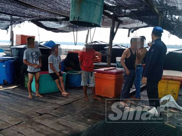 Lima warga Indonesia yang ditahan PPM di sangkar ikan, Pulau Ketam, Klang, semalam.