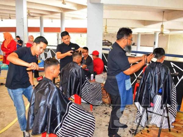 JBC menganjurkan program amal gunting untuk membantu keluarga Romizan.