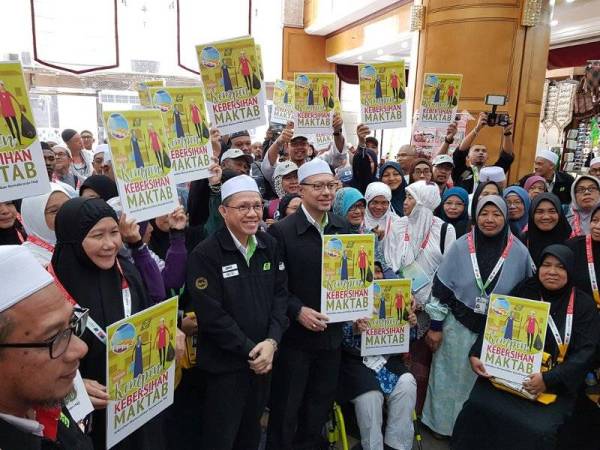 Ketua Rombongan Haji Malaysia Datuk Seri Syed Saleh Syed Abd Rahman (depan, empat kiri) melancarkan Kempen Kebersihan Maktab Jemaah Haji hari ini. Foto: Bernama