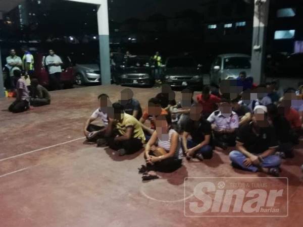 Antara PATI yang ditahan dalam Op Bersepadu Cegah Jenayah di Hulu Kelang, Ampang, malam tadi.