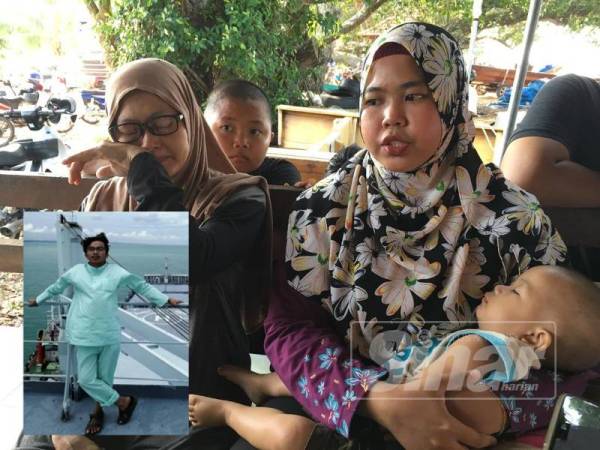 Salamah (kiri) bersama kakak sulung mangsa, Syahirah Izwani, 25, tidak dapat menahan kesedihan sewaktu ditemui di Pusat Operasi Mencari dan Menyelamat di Jeti Nelayan Kampung Tanjung Dahan, Kuala Linggi hari ini.Gambar kecil: Afizuddin.