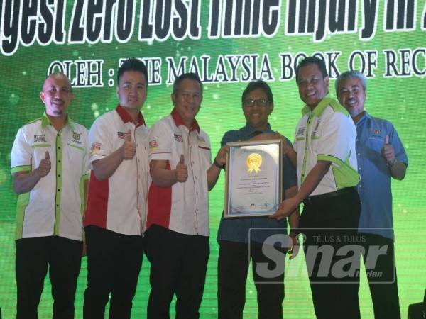 Mohd Roslan menerima sijil MBOR daripada Edwin (tiga dari kiri) sambil disaksikan Omar (tiga dari kanan) dan Mohd Zahari (kanan).