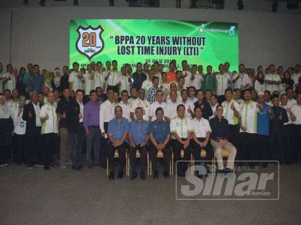 Mohd Roslan bersama kakitangan, kontraktor, agensi kerajaan dan rakan niaga yang diraikan.