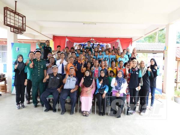 Norasda, Nadiana dan Abdul Malik bersama pelajar dan sukarelawan UMP yang menyertai Program Empower Community 2019 baru-baru ini.