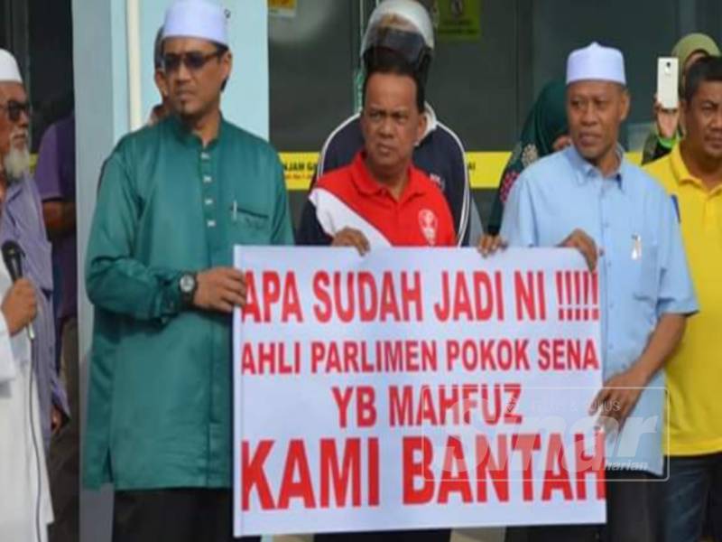Nurul Amin bersama penduduk membantah pemindahan sebuah pusat judi ke Taman Angsana, Pokok Sena.