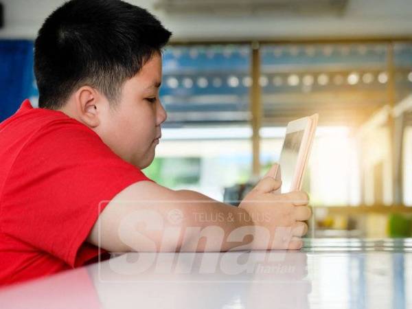 TABIAT gemar bermain gajet boleh menjadi punca kanak-kanak gemuk. 