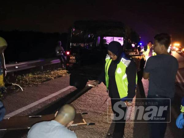 Anggota polis ketika memeriksa kejadian berkenaan