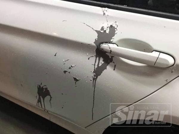 Kesan kakisan pada kenderaan akibat perbuatan khidmat dengan menyimbah asid.