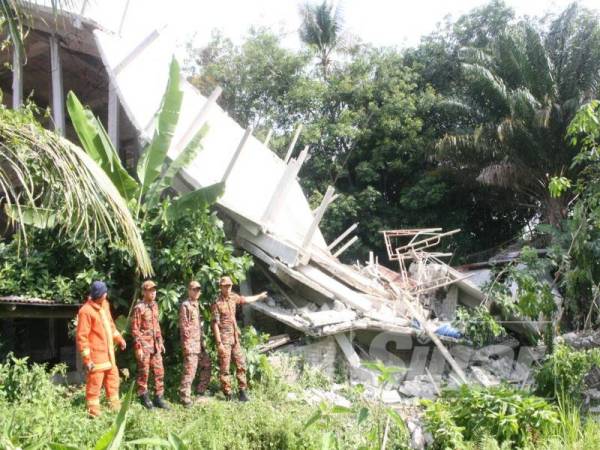 Bangunan tiga tingkat yang dalam proses ubah suai untuk dijadikan sebagai reban ayam runtuh secara tiba-tiba di Kampung Chenarai, Alor Pasir di sini. 