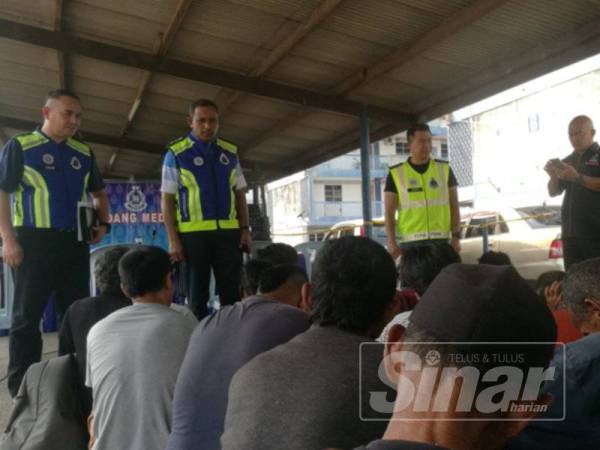 Mohamad Noor (dua , kiri) membuat pemeriksaan ke atas semua suspek kesalahan berkaitan dadah di IPD Kuantan di sini.