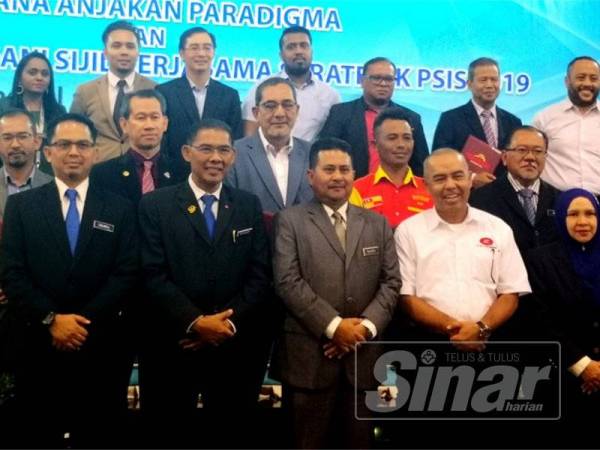 Mohd Zulkefli (depan, tengah) bersama wakil politeknik dan industri pada Majlis Wacana Anjakan Paradigma dan Majlis Menandatangani Sijil Kerjasama Strategik Politeknik Sultan Idris Shah (PSIS) di Dewan Seri Lang PSIS hari ini.