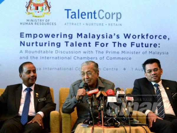 Perdana Menteri Tun Dr Mahathir Mohamad (tengah) pada sidang media selepas mempengerusikan Persidangan Meja Bulat Bersama Komuniti Dewan Perniagaan Antarabangsa di Pusat Konvensyen Antarabangsa Putrajaya (PICC) hari ini. - FOTO BERNAMA