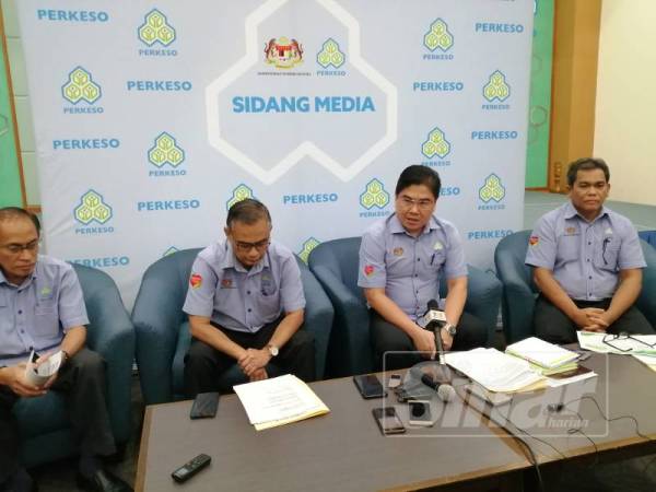 John (dua dari kanan) pada sidang media Ops Patuh SKSPS di bangunan Perkeso Kuala Lumpur hari ini.