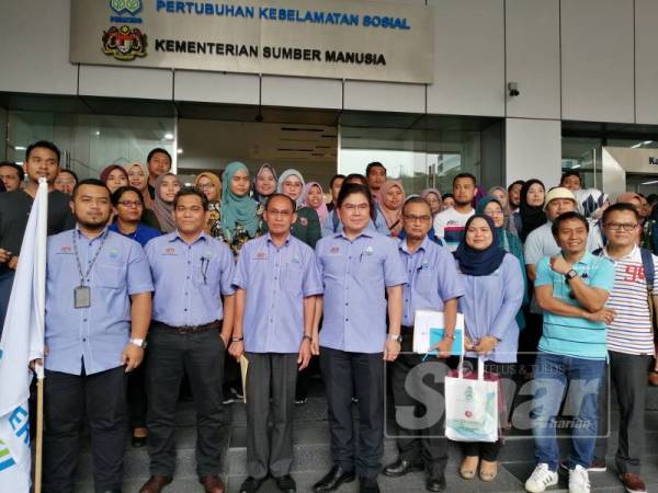 John (tiga dari kiri) melepaskan pegawai Perkeso pada Ops Patuh SKSPS di bangunan Perkeso hari ini.