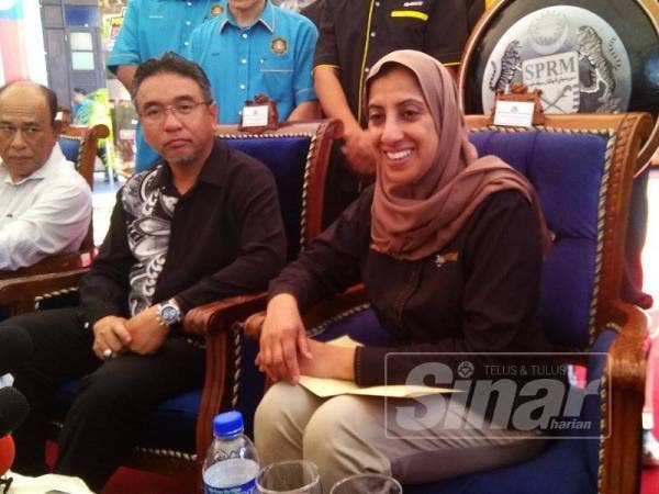 Latheefa (kanan) dan Adly ketika sidang media program Melaka Tolak Rasuah Peringkat negeri sempena Tahun Melawat Melaka 2019 di pekarangan Menara Taming Sari, Banda Hilir di sini hari ini.
