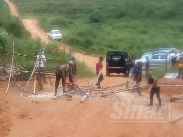 Halangan baru yang dibina penduduk orang asli telah dirobohkan oleh syarikat pembalakan hari ini.