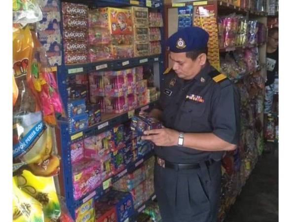 Penguatkuasa KPDNHEP Terengganu memeriksa premis bagi mengesan penjualan gula-gula 'Ghost Smoke'. -Foto KPDNHEP