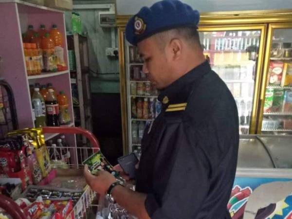 Penguatkuasa KPDNHEP Terengganu memeriksa premis bagi mengesan penjualan gula-gula 'Ghost Smoke'. -Foto KPDNHEP