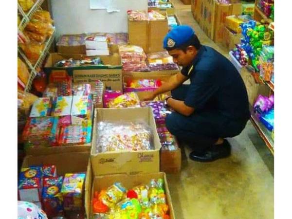 Penguatkuasa KPDNHEP Terengganu memeriksa premis bagi mengesan penjualan gula-gula 'Ghost Smoke'. -Foto KPDNHEP
