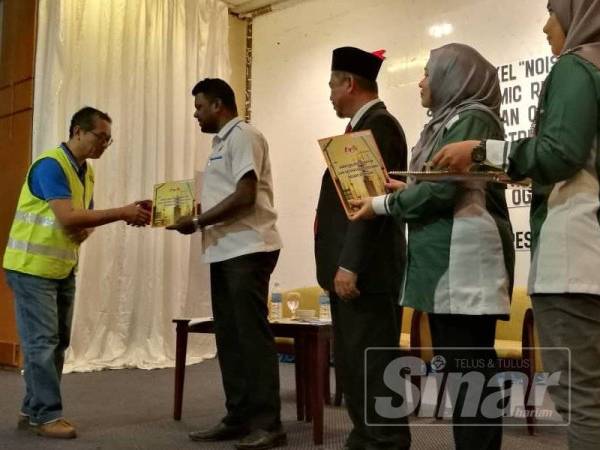 Arul menyampaikan sijil penyertaan kepada salah seorang peserta yang mengikuti program 'OSH Compliance Support-OSH Coordinator' peringkat Negeri Sembilan di Klana Resort Seremban dekat sini, hari ini.