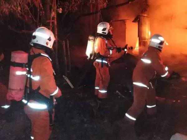 Pasukan bomba membuat pemadaman selepas pondok terbabit munah daalam kebakaran semalam.