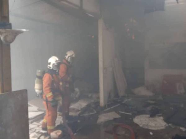 Bomba menemui mayat disyaki seorang lelaki dalam keadaan rentung di bawah timbunan atap zink.