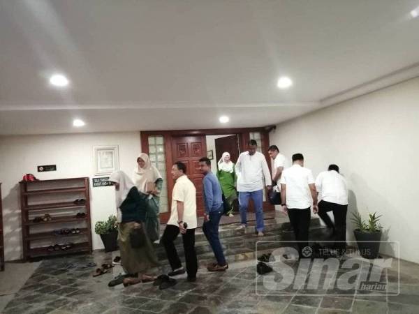 Beberapa ADUN yang hadir pada pertemuan malam ini keluar dari kediaman rasmi menteri besar kira-kira jam 10 malam.