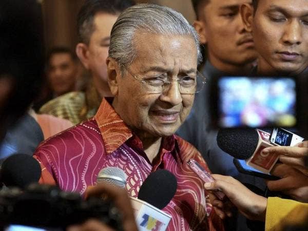 Reaksi Perdana Menteri Tun Dr Mahathir Mohamad ketika ditemui pemberita selepas majlis perjumpaan bersama guru-guru bekas penuntut Kota Bharu Teacher College (Ex-KBTC) 2019 malam ini. Foto: Bernama