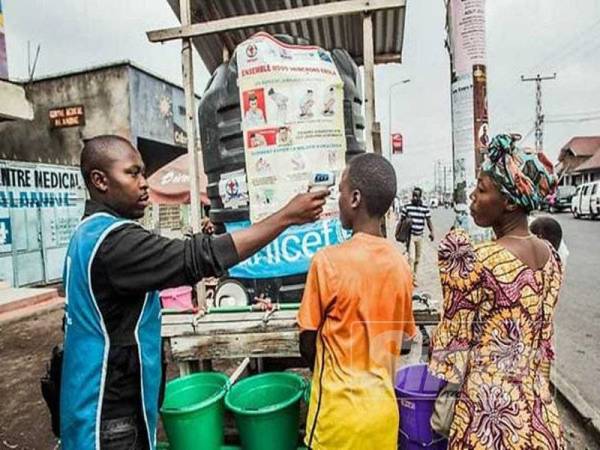Kakitangan kesihatan memeriksa tubuh seorang remaja lelaki di bandar Goma. 