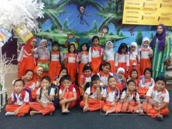 Rombongan 30 murid dari Tadika Riang Riaku, Seksyen 25 Shah Alam bersama guru pengiring, Salina Hamidun menceriakan lagi suasana di kid's corner di sini.