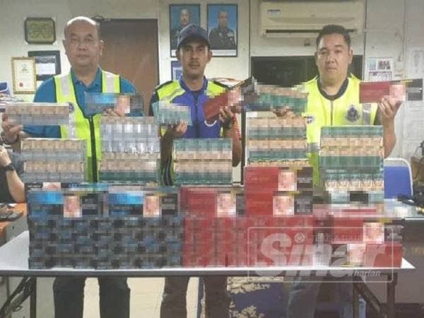 Anggota PPMW2 menunjukkan sebahagian daripada rokok tidak bercukai yang dirampas dalam operasi berkenaan.