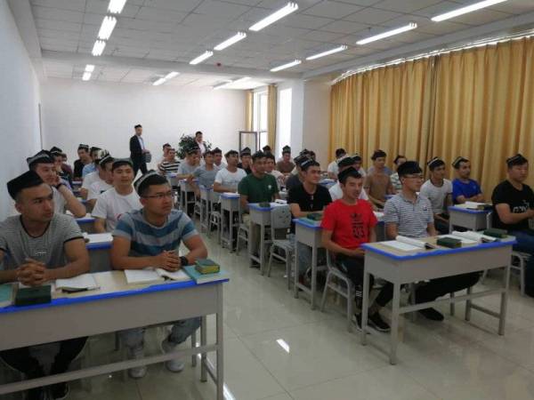 PIHAK kerajaan di China menyediakan institusi Islam untuk melatih para imam di bandar Urumqi, Xinjiang.